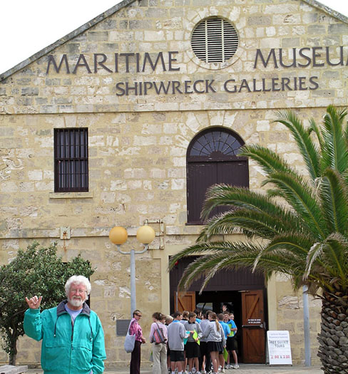 DSCN9151 Gunter in front of Maritime Museum