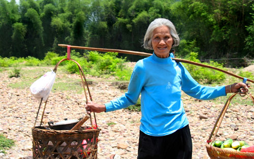 Vendor along the Li River