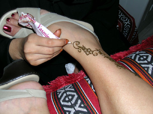 DSCN0060 Applying Henna Tatoo