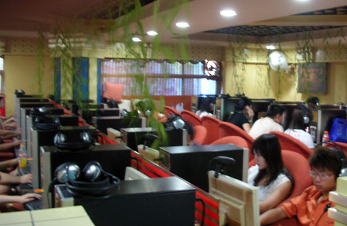 04 Busy hands at a huge internet cafe
