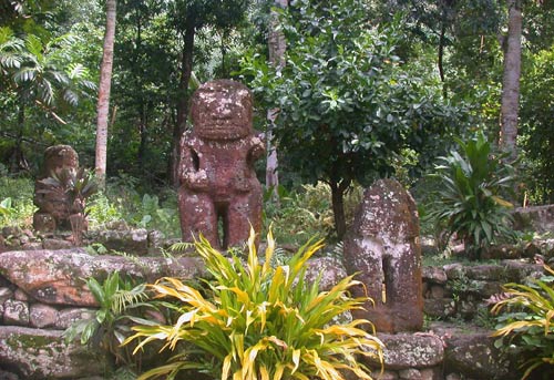 DSCN5639Tikis-in-Hiva-Oa