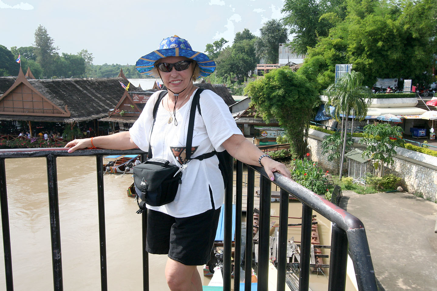 5 Lois on the bridge