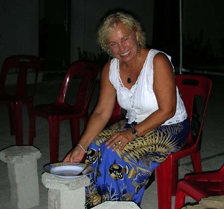 05 Lois waits for the food, Uligan