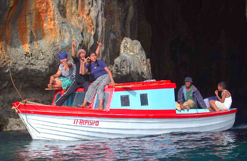 DSCN8823TonganBoatComingout