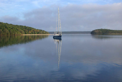 DSCN8933MirrorImageofYacht,